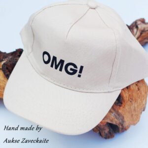 Hat with print ,,OMG,,