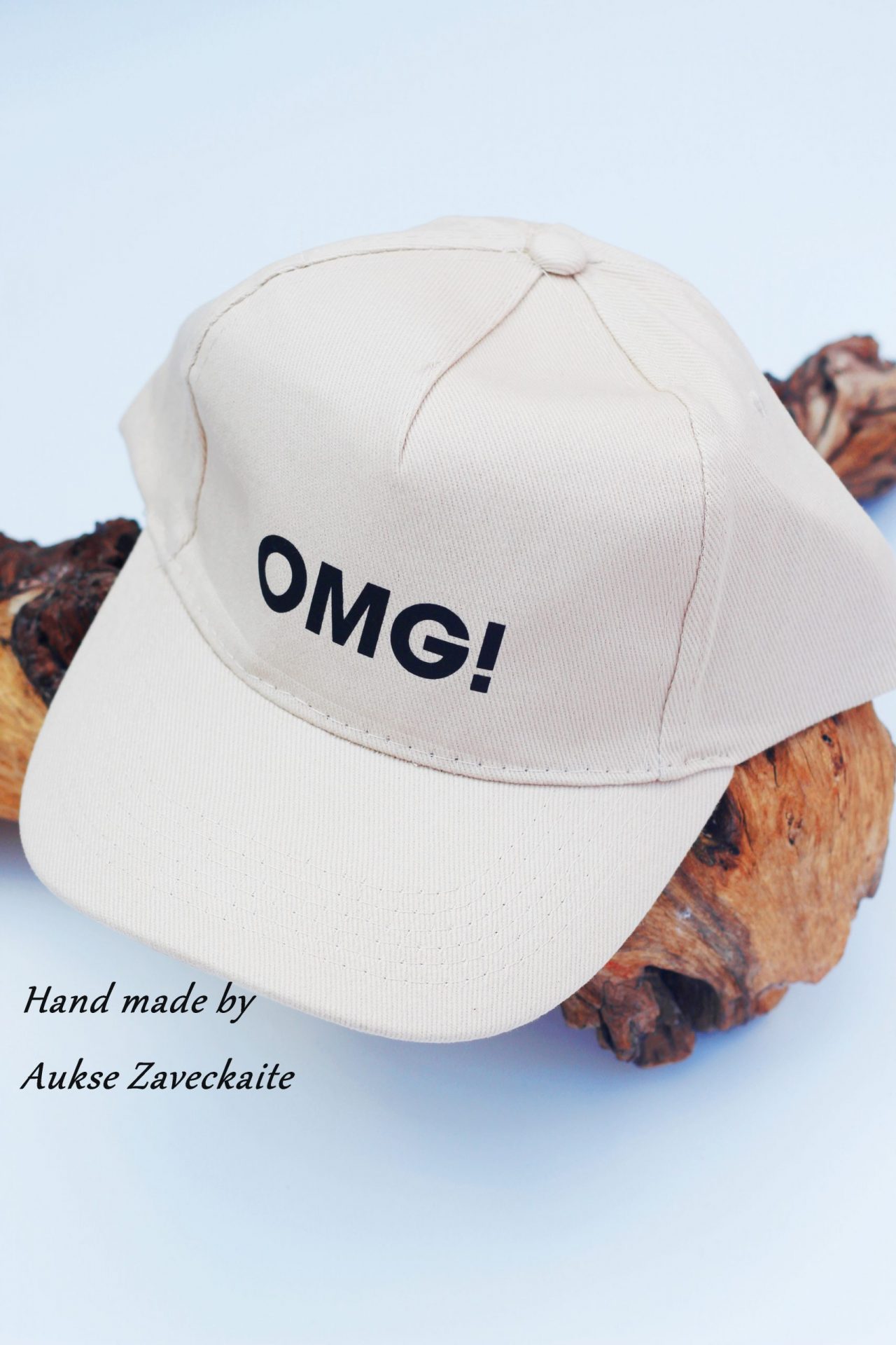 Hat with print ,,OMG,,