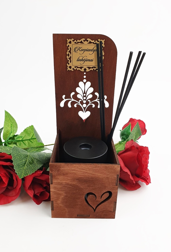 Reed Diffuser in a wooden box ,,Kvepiantys linkejimai,,