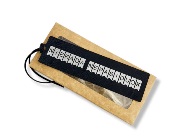 Leather Bookmark ,,Niekada nepasiduok,,