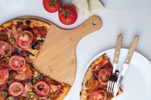 BAMBOO ROUND CUTTING BOARD ,,Skaniems uzkandziams ir laikui su draugais,, - Image 3