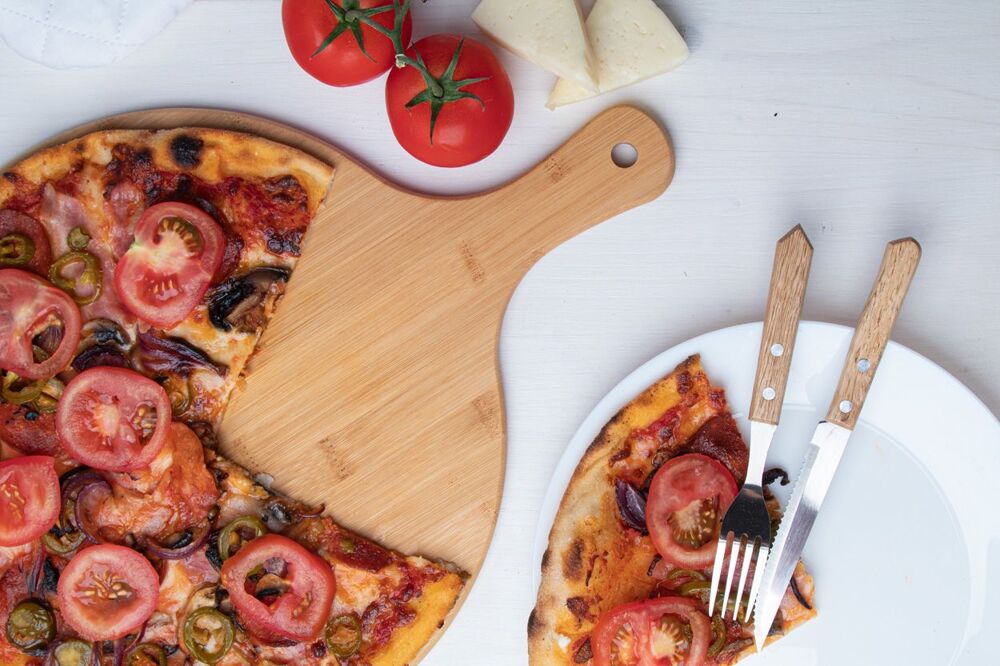 BAMBOO ROUND CUTTING BOARD ,,Skaniems uzkandziams ir laikui su draugais,, - Image 3